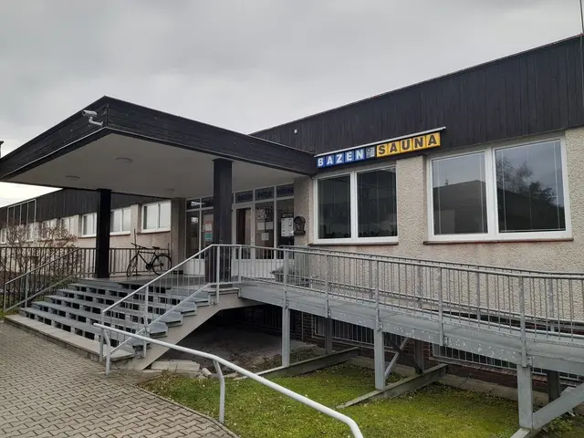 Vstup do bazénu s saunou v Dobrušce nebo okolí.