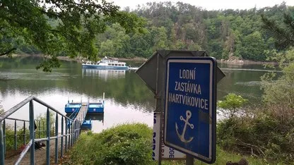 Modlá s nápisem Lodní zastávka Hartvíkovice u jezera.