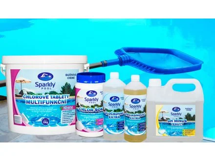 Sada chemikálií pro údržbu bazénu značky Sparkly s filtrem.