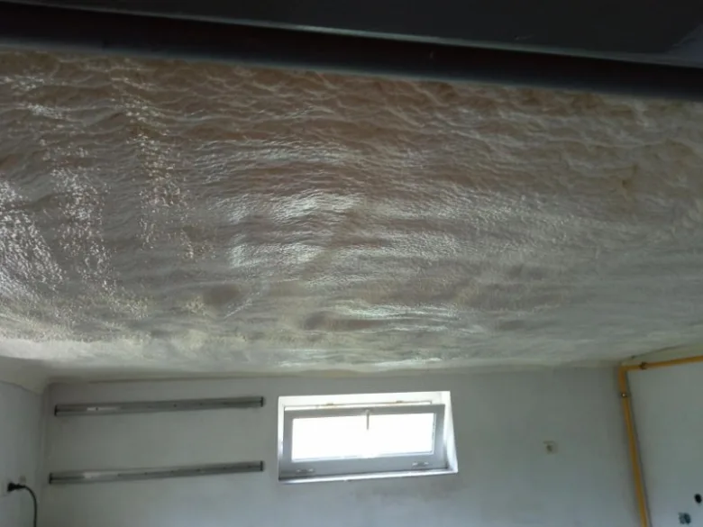 Zateplený strop v podkroví s deskami z expandovaného polystyrénu.