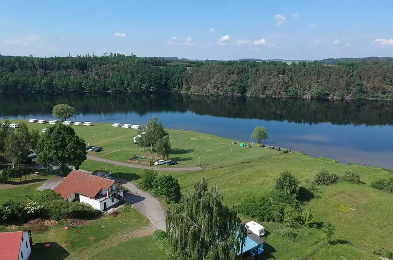 Kemp s karavanami u jezera v Hracholuskách