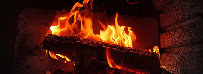 Hořící dřevo v kamne s jasnými plameny