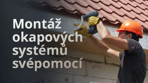 Muž montuje okapový systém pomocí vrtáku na střeše.