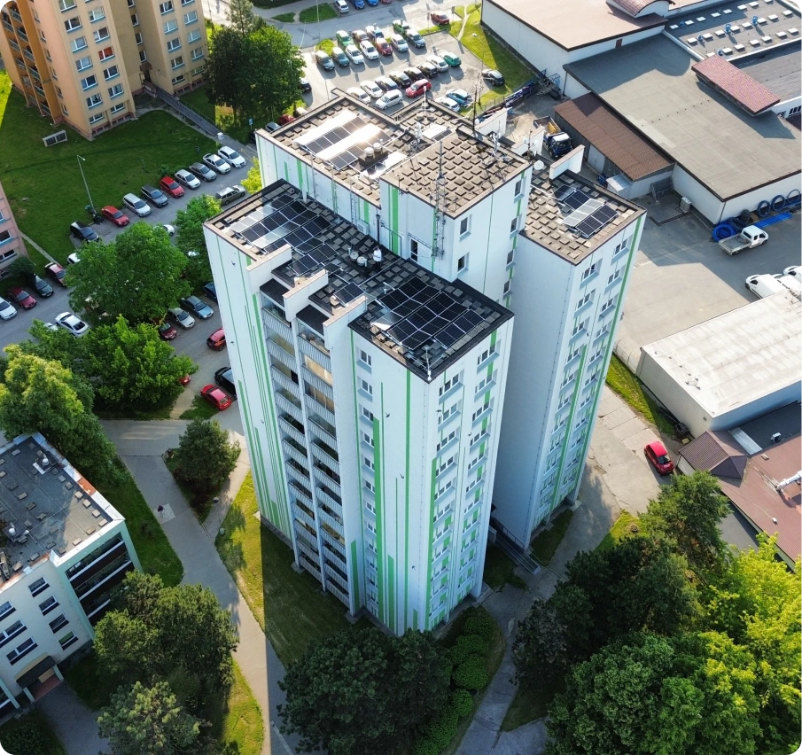 Bytový dům s fotovoltaickými panely na střeše.