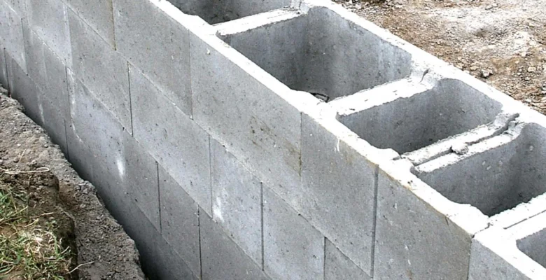 Základová zeď z betonových bloků v zákopech pro založení.