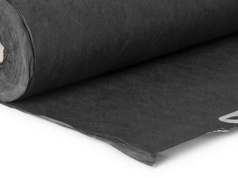 Černý podkladový materiál pro šindelovou střechu.