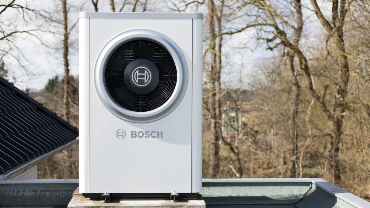 Bosch tepelné čerpadlo vzduch-vzduch na střeše rodinného domu.