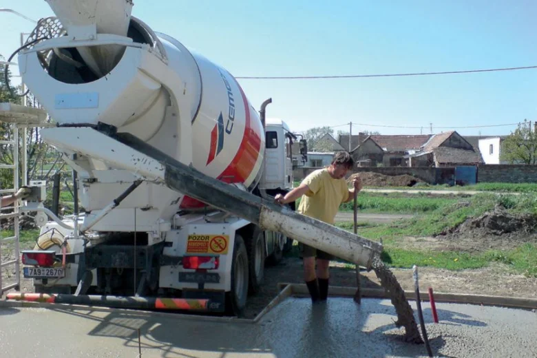 Stroj na míchání betonu nalévá beton na povrch.