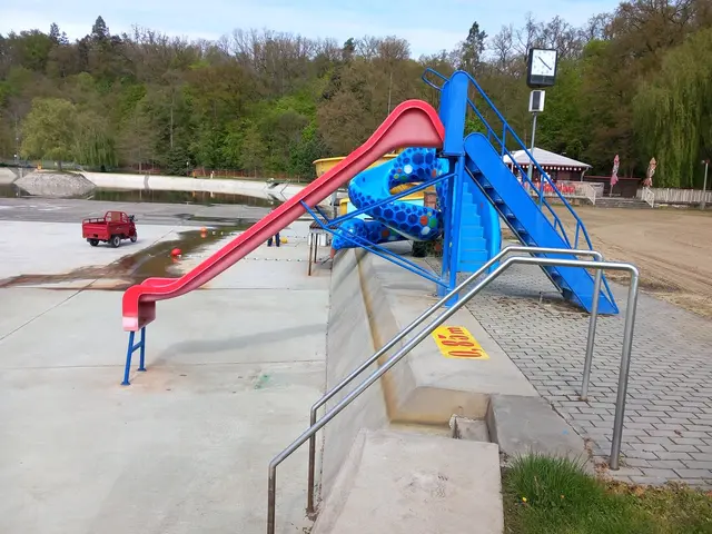 Červená a modrá vodní skluzavka v koupališti v Rokycanech