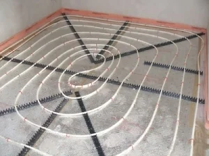 Uspořádání potrubí podlahového vytápění před nalitím betonu.