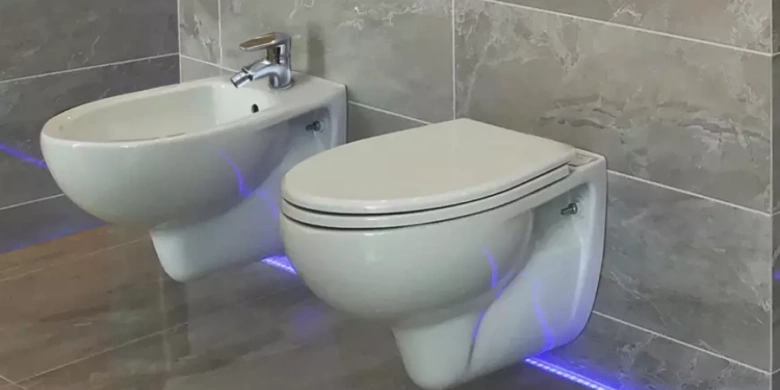 Bidet s kohoutkem nainstalovaný vedle záchodu v koupelně