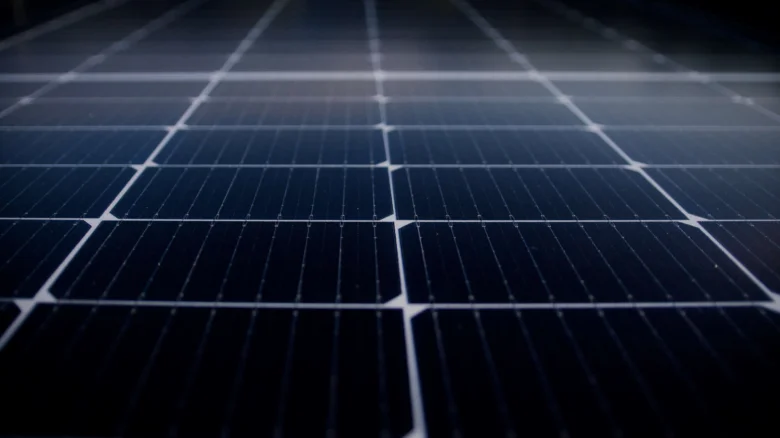 Detailní pohled na tmavě modré fotovoltaické panely.