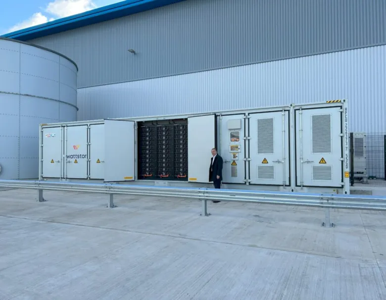 Velkokapacitní bateriové úložiště energie otevřené v průmyslovém areálu.