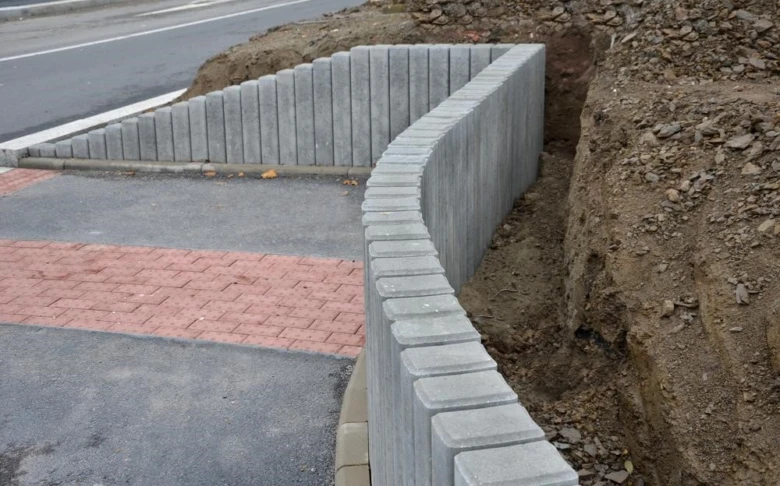 Ukázka instalace svahových tvárnic pro zpevnění terénního úklonu.