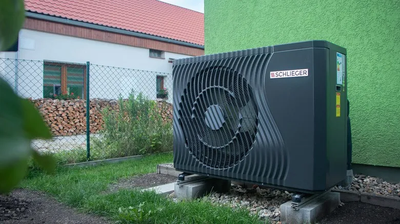 Venkovní jednotka tepelného čerpadla značky Schlieger.