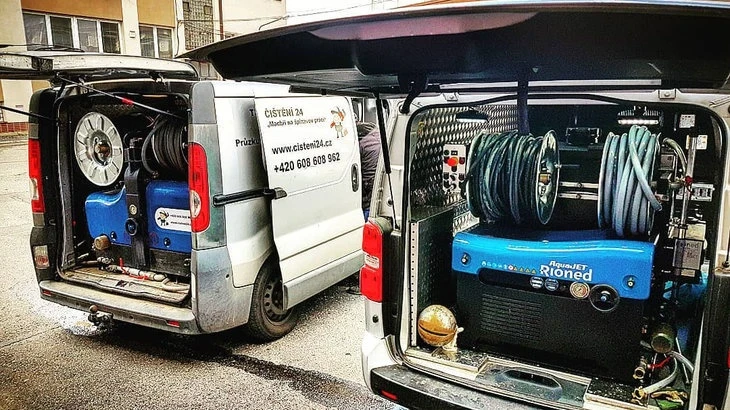 Dva nákladní vozy s technologií pro čištění a údržbu stoupaček.