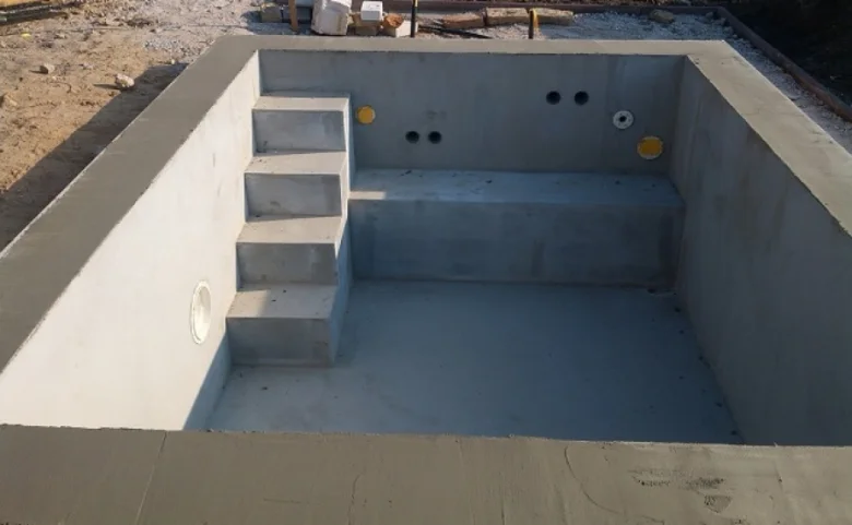 Podzemní betonová bazénová jáma s schodištěm po zabetonování