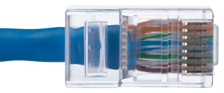 Modrý síťový kabel s odhalenými vodiči v konektoru RJ45.