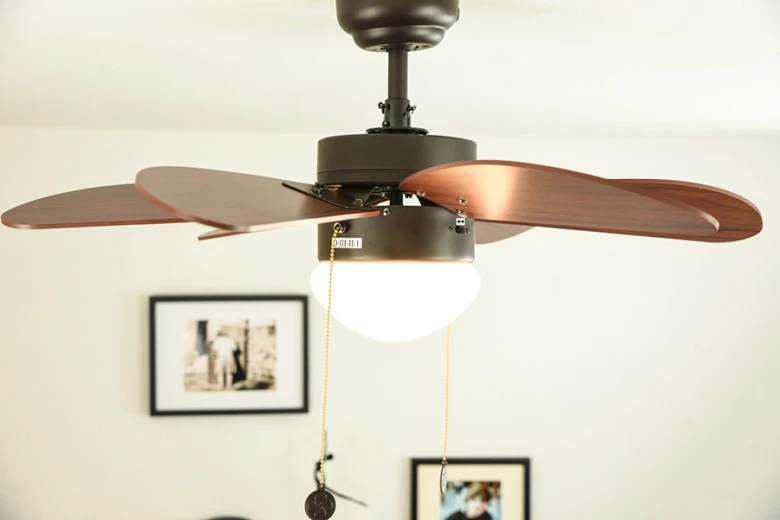 Stropní ventilátor s osvětlením v interiéru.