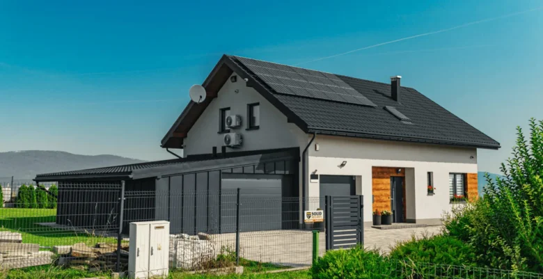 Moderní dům s oplechováním střechy a závětnými lištami.