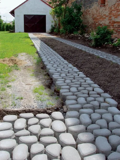 Instalace průsvitné dlažby na chodník vedle půdy.