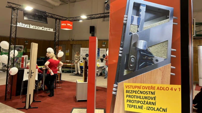 Moderní bezpečnostní dveře na výstavě s českým popisem vlastností.
