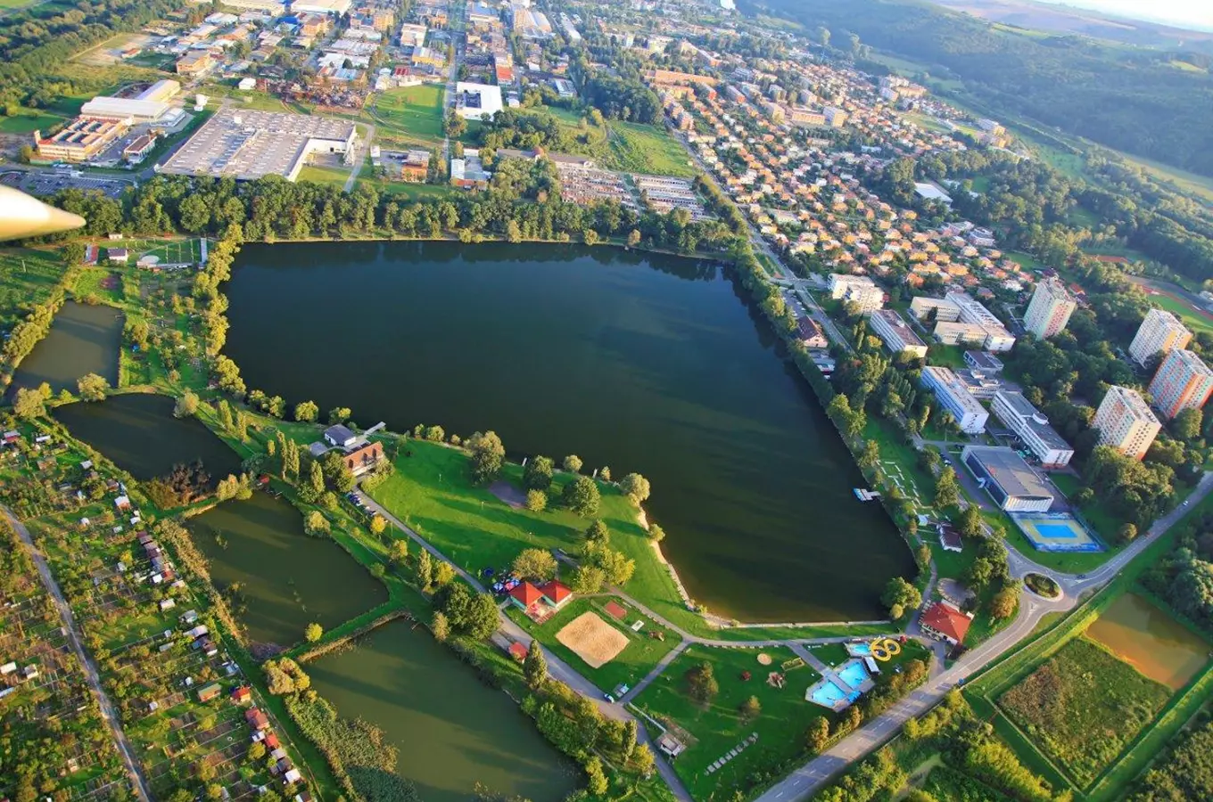 Letní koupaliště s rekreačními místy v Otrokovicích z letadla