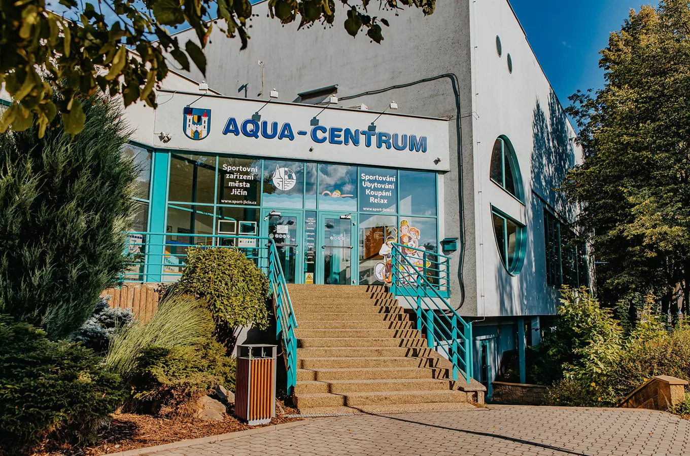Vstup do plaveckého bazénu v jičínském sportovním zařízení.