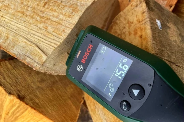 Vlhkoměr na dřevě ukazuje vlhkost 15,6 %.
