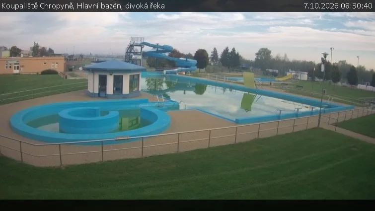 Venkovní bazén v koupališti Chropyně s tobogány a krytým pavilonem.