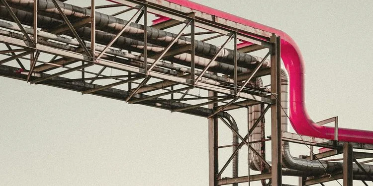 Průmyslová plynovodní infrastruktura s izolovanými potrubími.