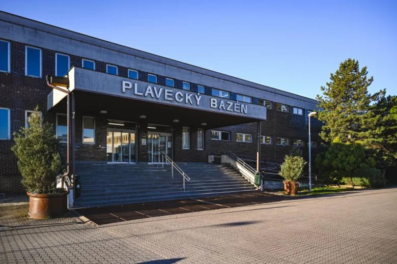 Vstup do plaveckého bazénu s přístupovou rampou.