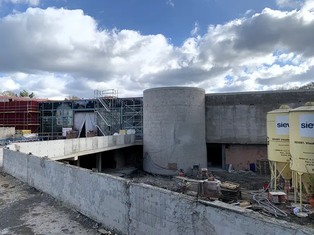 Staveniště plaveckého bazénu v rekonstrukci s betonovou konstrukcí.