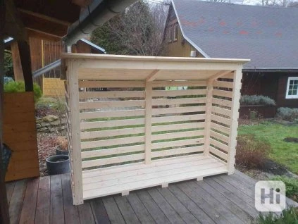 Dřevěný stavební prvek pro skladování palivového dřeva na terase.