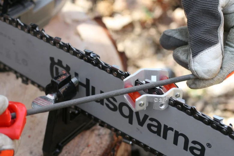 Ruční brusný nástavec pro broušení řetězu motorové pily Husqvarna.