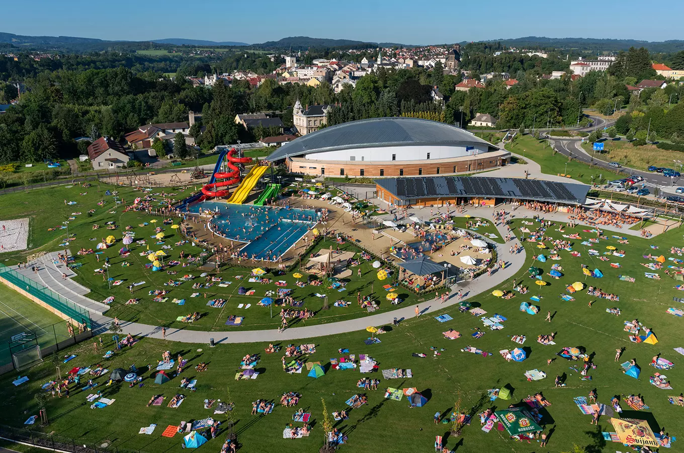 Letní koupaliště s bazény, skluzavkami a soláry v Turnově.