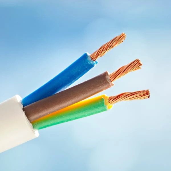 Čtyři odizolované elektrické vodiče s měděnými žilkami na modrém pozadí.
