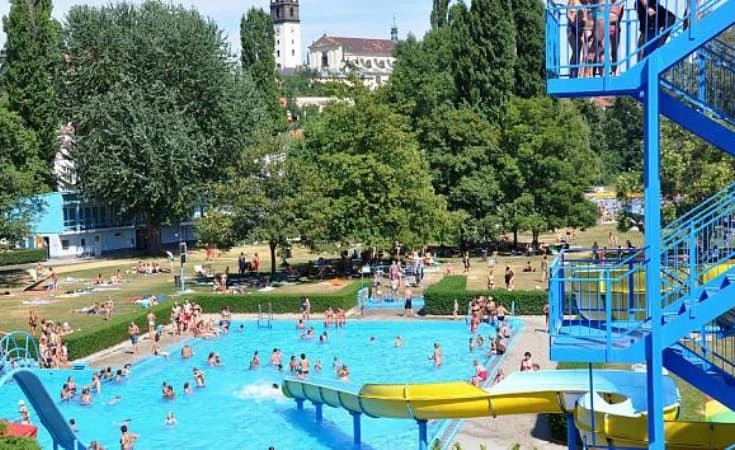 Venkovní koupaliště s bazény a vodními skluzavkami v Praze nebo okolí.