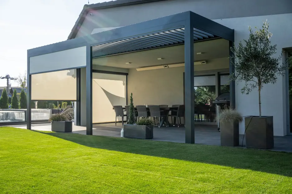 Pergola s roletami a žaluziemi na zahradním terase