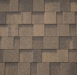Detailní záběr na kanadskou asfaltovou střešní krytinu.