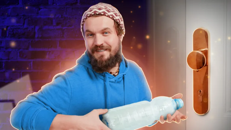 Muž s lahví vody u zámku dveří ukazuje trik na otevírání.