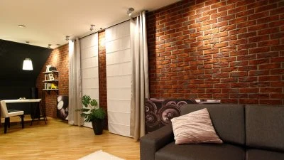 Interiér s cihlovým obkladem na stěnách v moderním bytě