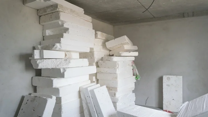 Skládané bloky z expandovaného polystyrénu pro tepelnou izolaci ve stavbě.