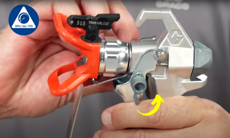 Stříkací pistole s oranžovým pojistným mechanismem pro malování.