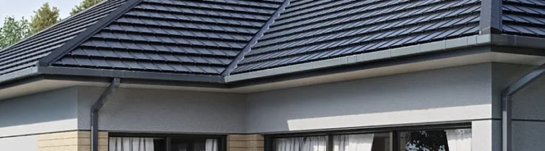 Moderní hranaté okapy s podokapními žlaby na střeše domu.