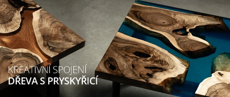 Dřevěné desky s modrou pryskyřicí na stolech.