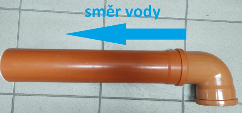 Oranžová plastová ohybová spojka pro odpadní potrubí.