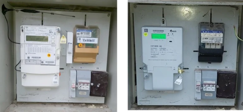 Fotografie elektroměrů v elektrickém rozvaděči.