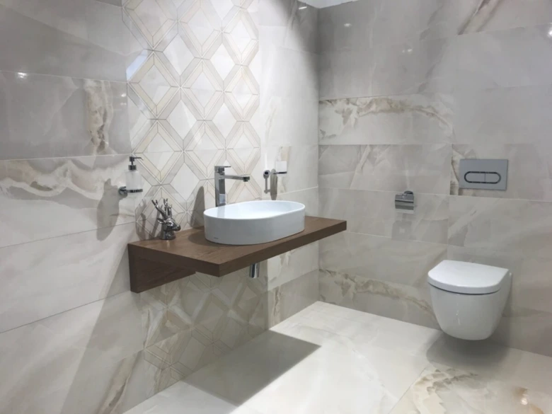 Moderní mramorová koupelna s dřevěným umyvadlem a designem.