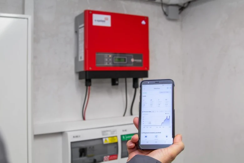 Mobilní aplikace zobrazující výkon domácího solárního systému.